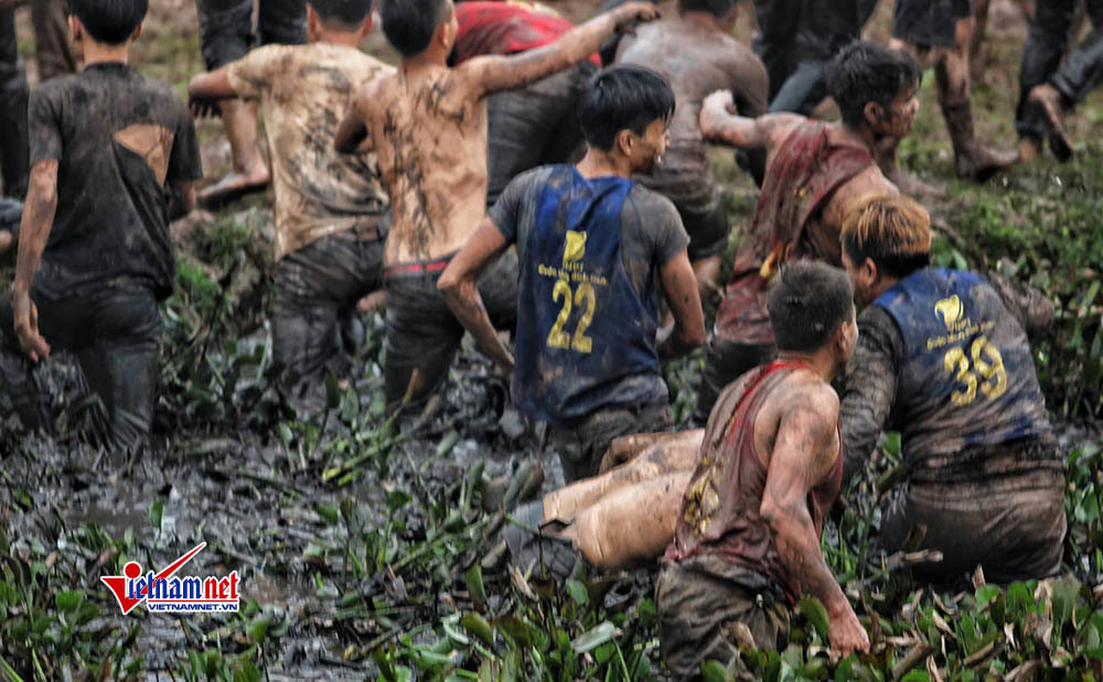 Chưa chính hội, trai làng đã xé rào, hỗn chiến tranh cướp phết Hiền Quan