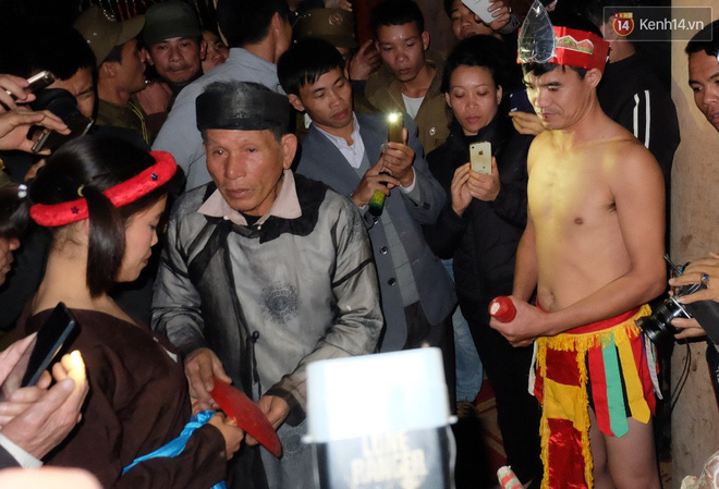 Tâm sự của đôi vợ chồng làm chuyện ấy trong ngôi miếu 17 tỷ đồng: Ra khỏi cửa mọi người chọc, ngại đỏ cả mặt! Tâm sự của đôi vợ chồng làm chuyện ấy trong ngôi miếu 17 tỷ đồng: Ra khỏi cửa mọi người chọc, ngại đỏ cả mặt!