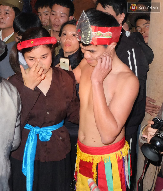 Tâm sự của đôi vợ chồng làm chuyện ấy trong ngôi miếu 17 tỷ đồng: Ra khỏi cửa mọi người chọc, ngại đỏ cả mặt!