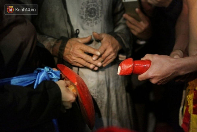 Tâm sự của đôi vợ chồng làm chuyện ấy trong ngôi miếu 17 tỷ đồng: Ra khỏi cửa mọi người chọc, ngại đỏ cả mặt!