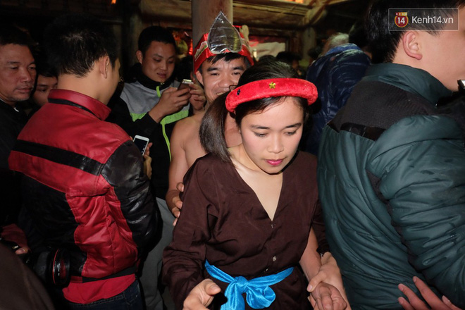 Tâm sự của đôi vợ chồng làm chuyện ấy trong ngôi miếu 17 tỷ đồng: Ra khỏi cửa mọi người chọc, ngại đỏ cả mặt!