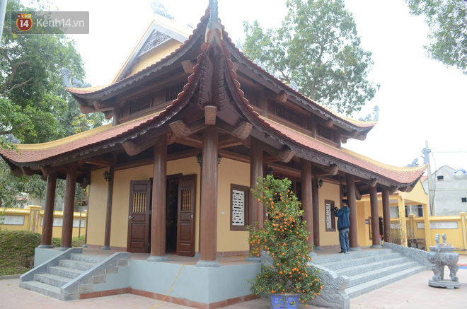 Tâm sự của đôi vợ chồng làm chuyện ấy trong ngôi miếu 17 tỷ đồng: Ra khỏi cửa mọi người chọc, ngại đỏ cả mặt!