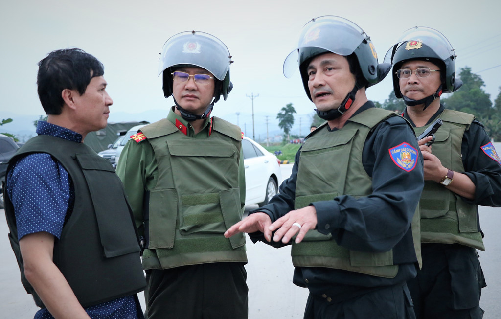 Phút chạm mặt nhóm nghi can buôn ma túy ôm lựu đạn cố thủ trong ôtô