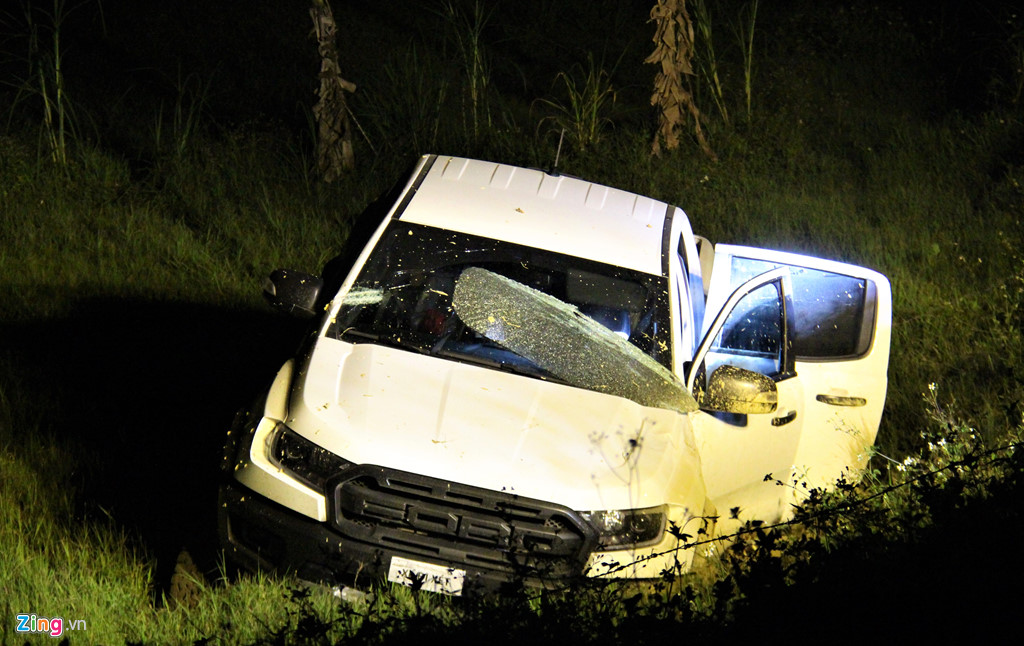 Phút chạm mặt nhóm nghi can buôn ma túy ôm lựu đạn cố thủ trong ôtô