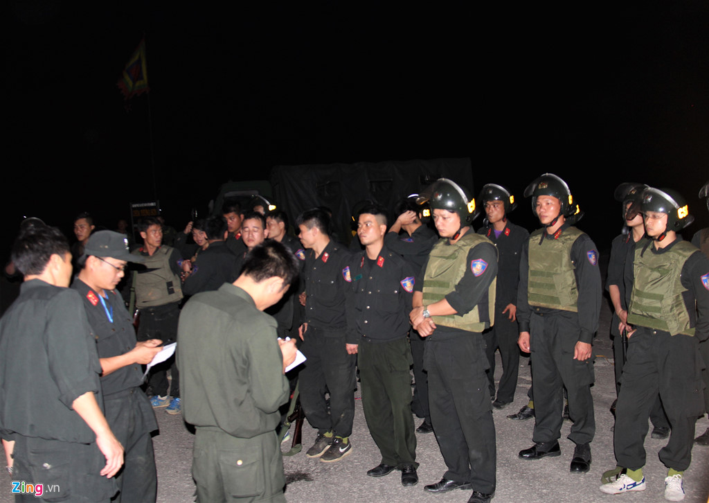 Phút chạm mặt nhóm nghi can buôn ma túy ôm lựu đạn cố thủ trong ôtô