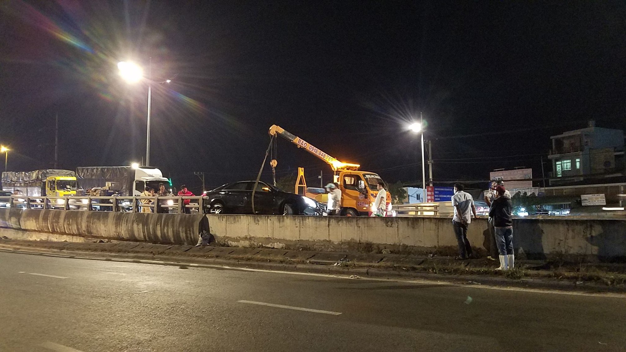 Xe Mercedes E250 hơn 2 tỷ đồng lật trên phố Sài Gòn, nhiều người thoát chết trong gang tấc