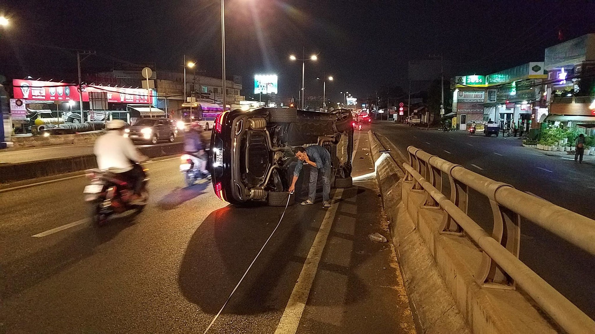 Xe Mercedes E250 hơn 2 tỷ đồng lật trên phố Sài Gòn, nhiều người thoát chết trong gang tấc