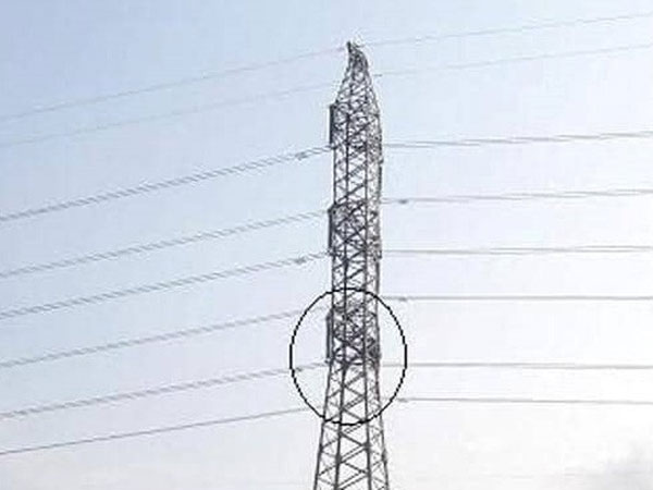 Người đàn ông có biểu hiện ngáo đá trèo lên cột điện cao thế nói nhảm gần 1 ngày