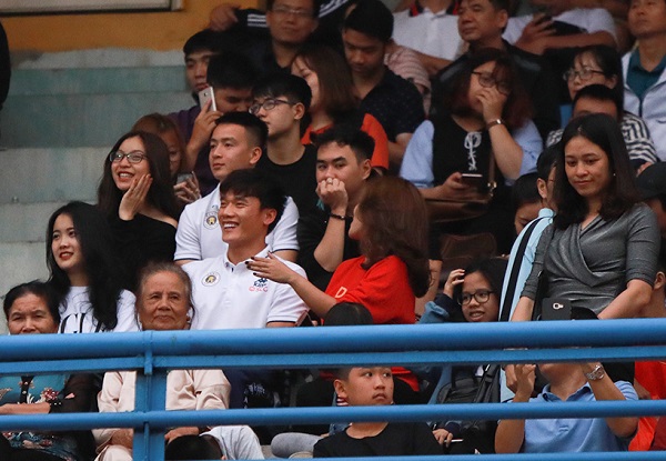 Bùi Tiến Dũng chấn thương vì bị.. Oseni sút bóng quá mạnh vào tay