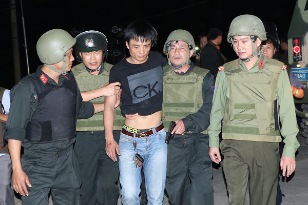 5h nghẹt thở vây ráp kẻ buôn ma túy ôm súng cố thủ