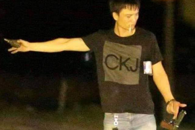 Trước phút quy hàng, kẻ buôn ma túy dí súng vào đầu đòi tự vẫn