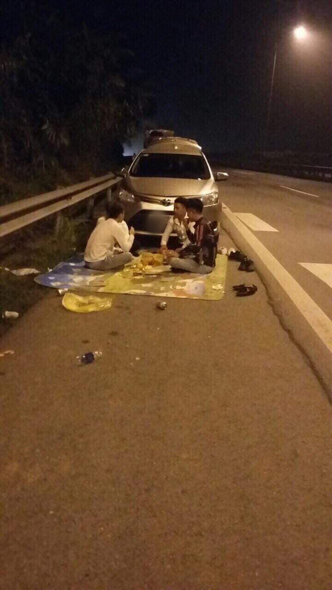 Lần thứ 3 xuất hiện hình ảnh nhóm người trải bạt ngồi ăn uống trên cao tốc, dân mạng ngán ngẩm: Phải chăng là trào lưu thách thức tử thần?