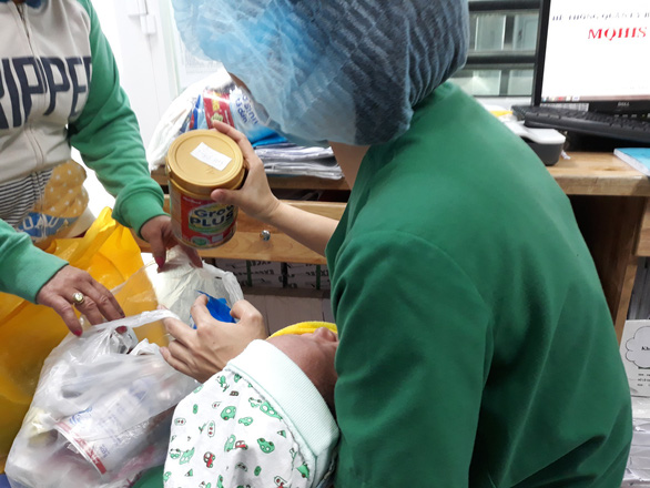 Đọc tin cháu bị bỏ rơi, bà ngoại lên xe đi trong đêm đón về