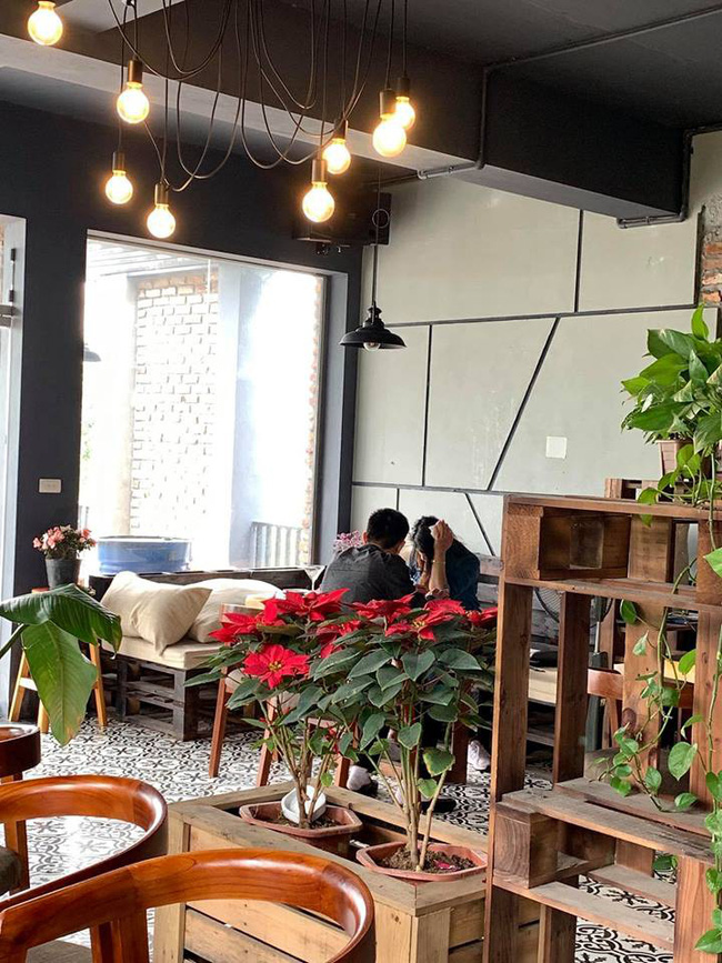 Đi uống cafe, chứng kiến cảnh hả hê: Chị chồng xông vào đánh ghen hộ em dâu