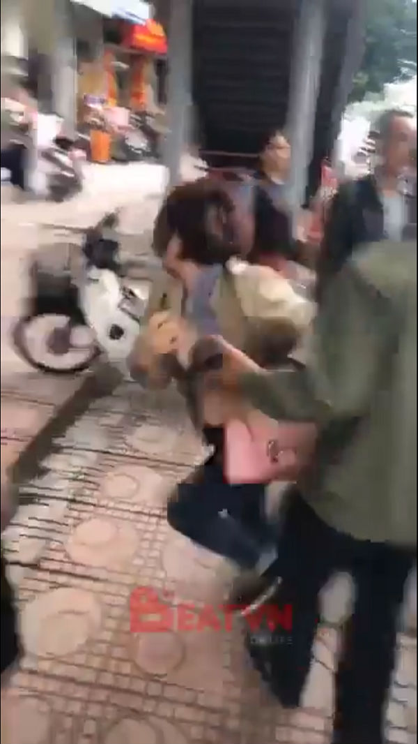 Vụ đánh ghen hot nhất đầu năm: Vợ được cả mẹ và anh trai chồng đi theo yểm trợ, tình địch hơn chồng 20 tuổi