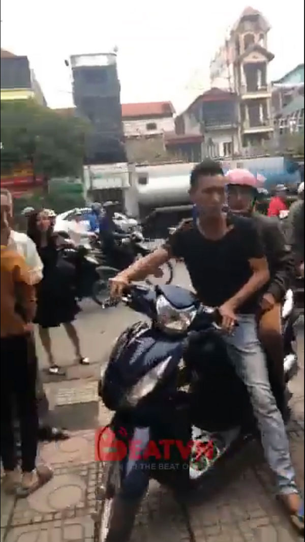 Vụ đánh ghen hot nhất đầu năm: Vợ được cả mẹ và anh trai chồng đi theo yểm trợ, tình địch hơn chồng 20 tuổi