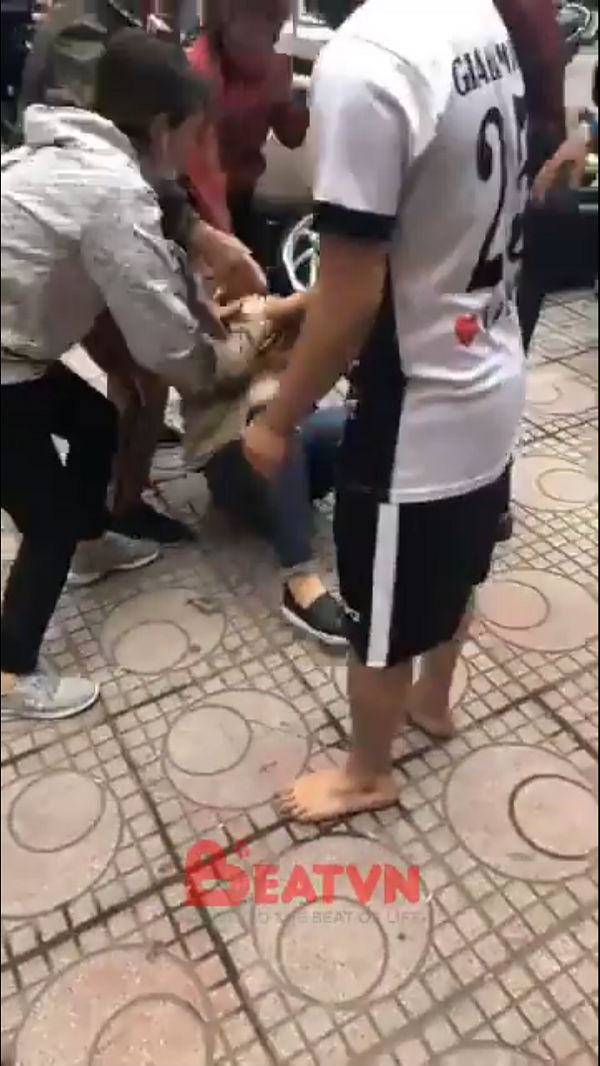 Vụ đánh ghen hot nhất đầu năm: Vợ được cả mẹ và anh trai chồng đi theo yểm trợ, tình địch hơn chồng 20 tuổi