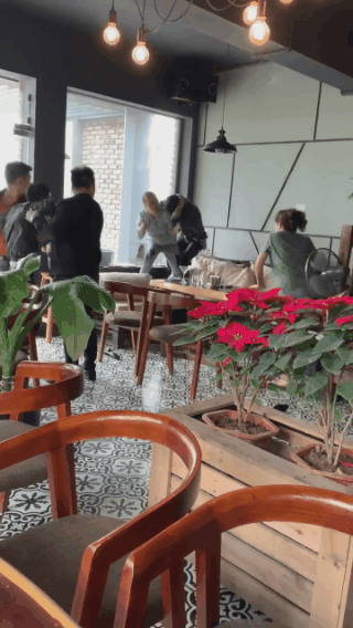 Đi uống cafe, chứng kiến cảnh hả hê: Chị chồng xông vào đánh ghen hộ em dâu