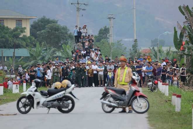 Nhiều người điếc không sợ súng kéo nhau xem kẻ ôm lựu đạn cố thủ