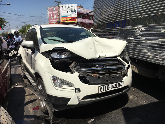 Xe Mazda CX5 tông hàng loạt ô tô, xe máy, 2 vợ chồng bị thương, nhiều người kêu cứu giữa đường