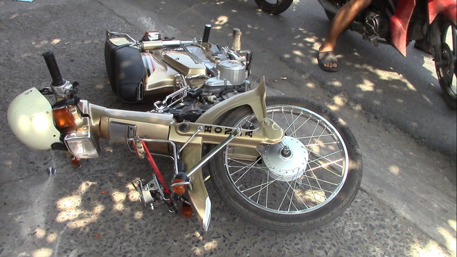 Xe Mazda CX5 tông hàng loạt ô tô, xe máy, 2 vợ chồng bị thương, nhiều người kêu cứu giữa đường