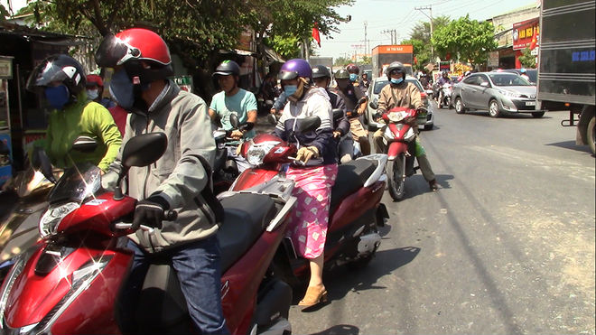 Xe Mazda CX5 tông hàng loạt ô tô, xe máy, 2 vợ chồng bị thương, nhiều người kêu cứu giữa đường