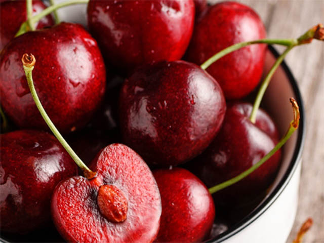 Người phụ nữ đại tiện 20 lần ra máu chỉ vì ăn liên tục loại quả trong mơ của nhiều người