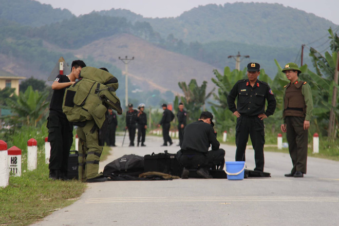 Vụ vây bắt nhóm cố thủ trên ôtô: Tìm thấy lựu đạn, súng ngắn