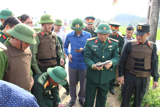 Vụ vây bắt nhóm cố thủ trên ôtô: Tìm thấy lựu đạn, súng ngắn