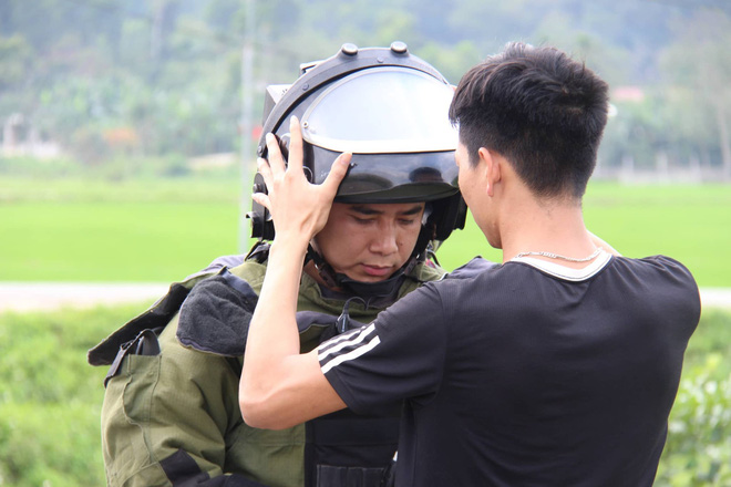 Vụ vây bắt nhóm cố thủ trên ôtô: Tìm thấy lựu đạn, súng ngắn