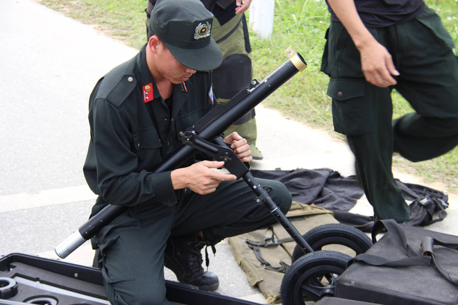 Vụ vây bắt nhóm cố thủ trên ôtô: Tìm thấy lựu đạn, súng ngắn