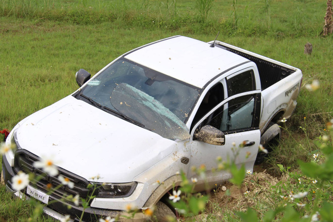 Vụ vây bắt nhóm cố thủ trên ôtô: Tìm thấy lựu đạn, súng ngắn