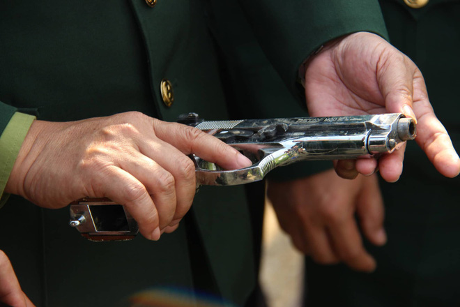 Vụ vây bắt nhóm cố thủ trên ôtô: Tìm thấy lựu đạn, súng ngắn