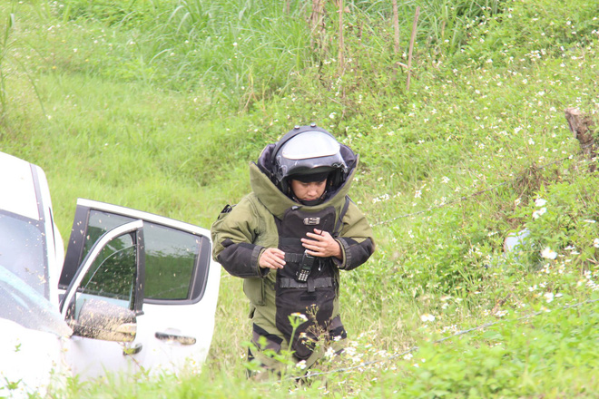 Vụ vây bắt nhóm cố thủ trên ôtô: Tìm thấy lựu đạn, súng ngắn