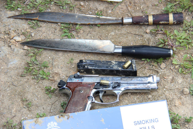 Vụ vây bắt nhóm cố thủ trên ôtô: Tìm thấy lựu đạn, súng ngắn