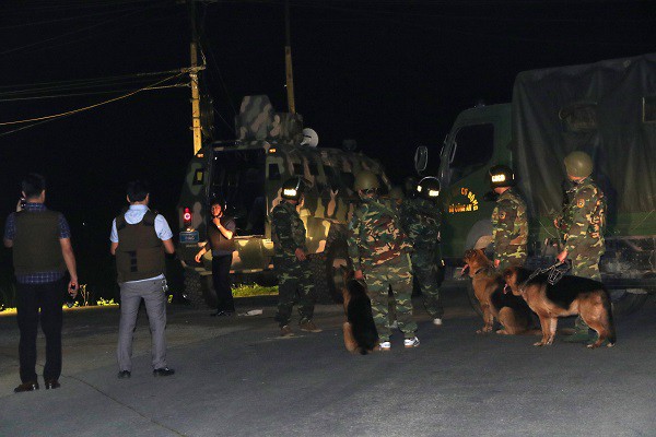 Vụ vây bắt nhóm cố thủ trên ôtô: Tìm thấy lựu đạn, súng ngắn