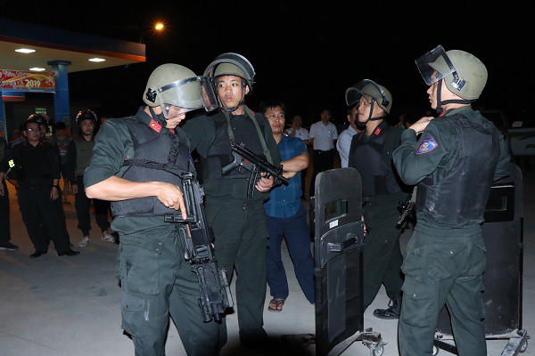 Vụ vây bắt nhóm cố thủ trên ôtô: Tìm thấy lựu đạn, súng ngắn