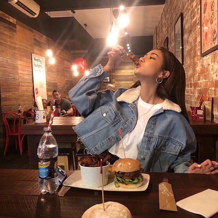 Có một kiểu con gái cứ quá chén một tí là trở thành đa nhân cách, táo bạo đến con trai cũng phát sợ