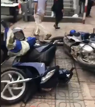 Cả nhà vứt xe máy giữa đường, lao vào đánh con trai ngoại tình