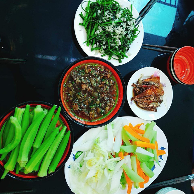 Nấu xong mâm cơm ngon lành mà chồng mải chơi game không ăn, vợ đã hành động cực phũ khiến chị em tranh cãi vô hồi