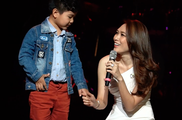 Clip: Mỹ Tâm quỳ gối nhận phạt với fan nhí vì không thể giữ bí mật chuyện tình bọ xít