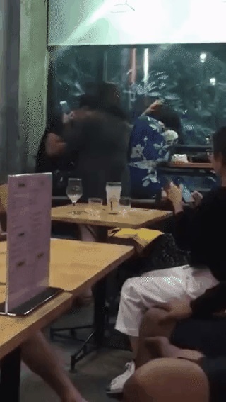 Sự thật vụ chồng soái ca từng lên báo vì ân cần chăm vợ đẻ bị đánh ghen trong quán trà sữa