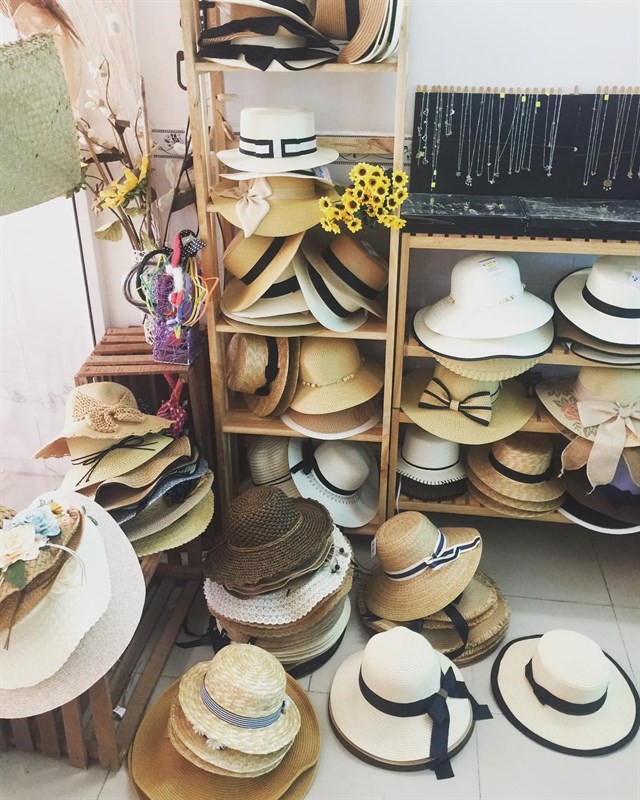 Tin được không: Gucci vừa ra mắt mũ cói giá 9 triệu, trông chẳng khác gì mũ bán đầy ở nước mình