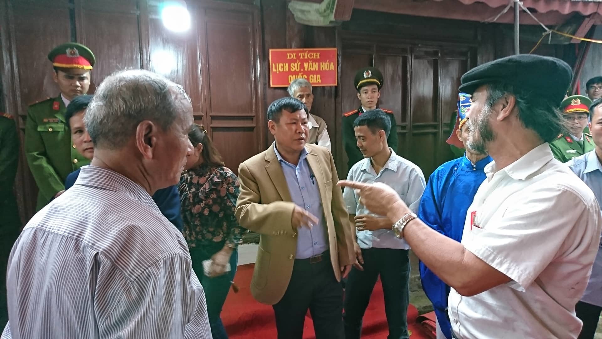 Trăm thanh niên vây kín đền Hiền Quan đòi cướp phết mặc lệnh dừng