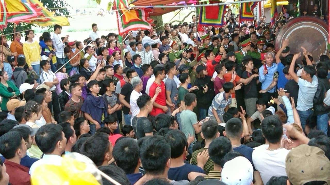 Trăm thanh niên vây kín đền Hiền Quan đòi cướp phết mặc lệnh dừng