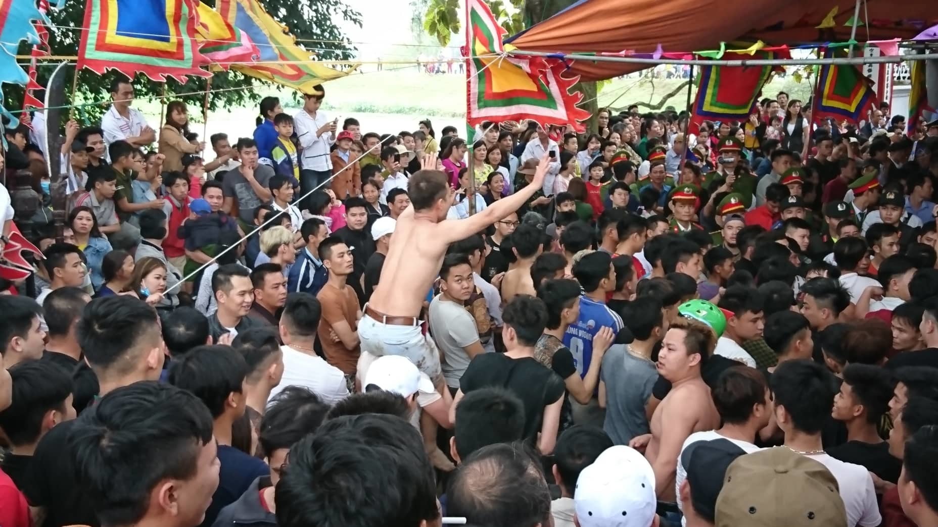 Trăm thanh niên vây kín đền Hiền Quan đòi cướp phết mặc lệnh dừng