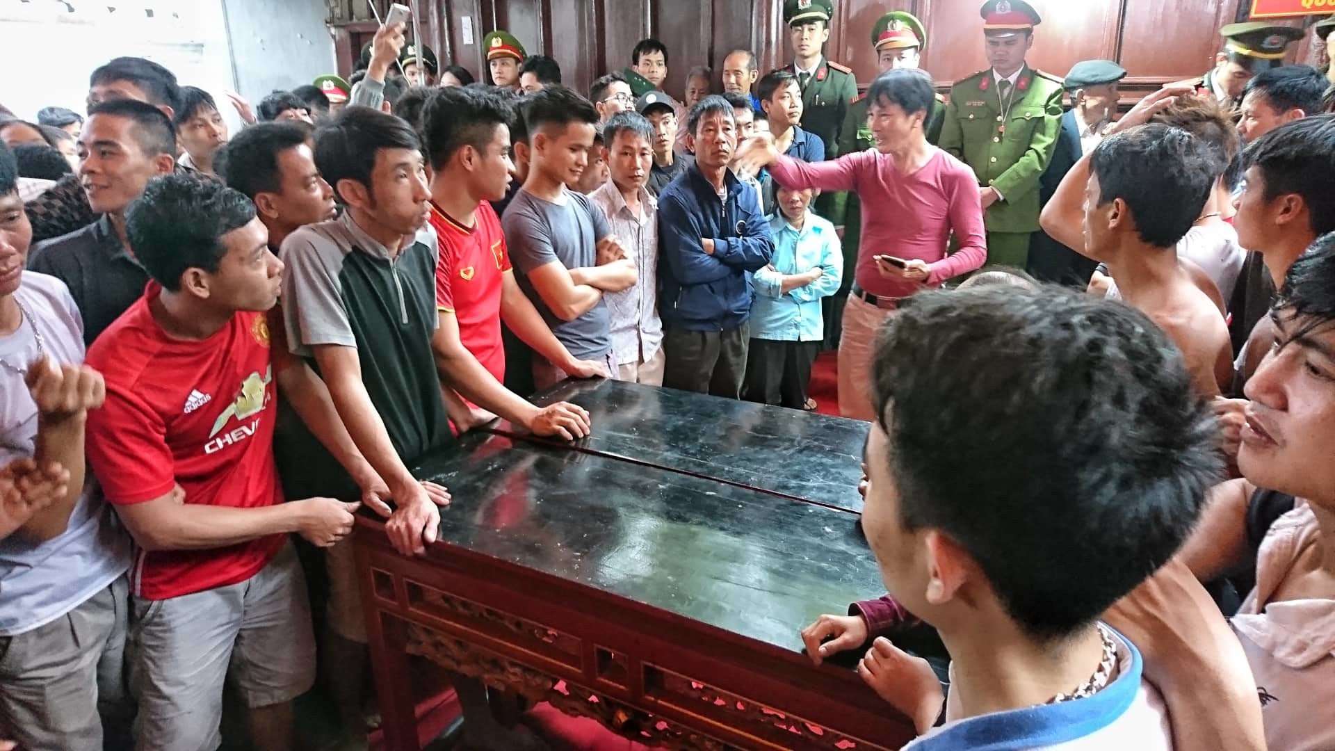 Trăm thanh niên vây kín đền Hiền Quan đòi cướp phết mặc lệnh dừng