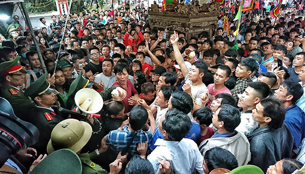 Trăm thanh niên vây kín đền Hiền Quan đòi cướp phết mặc lệnh dừng