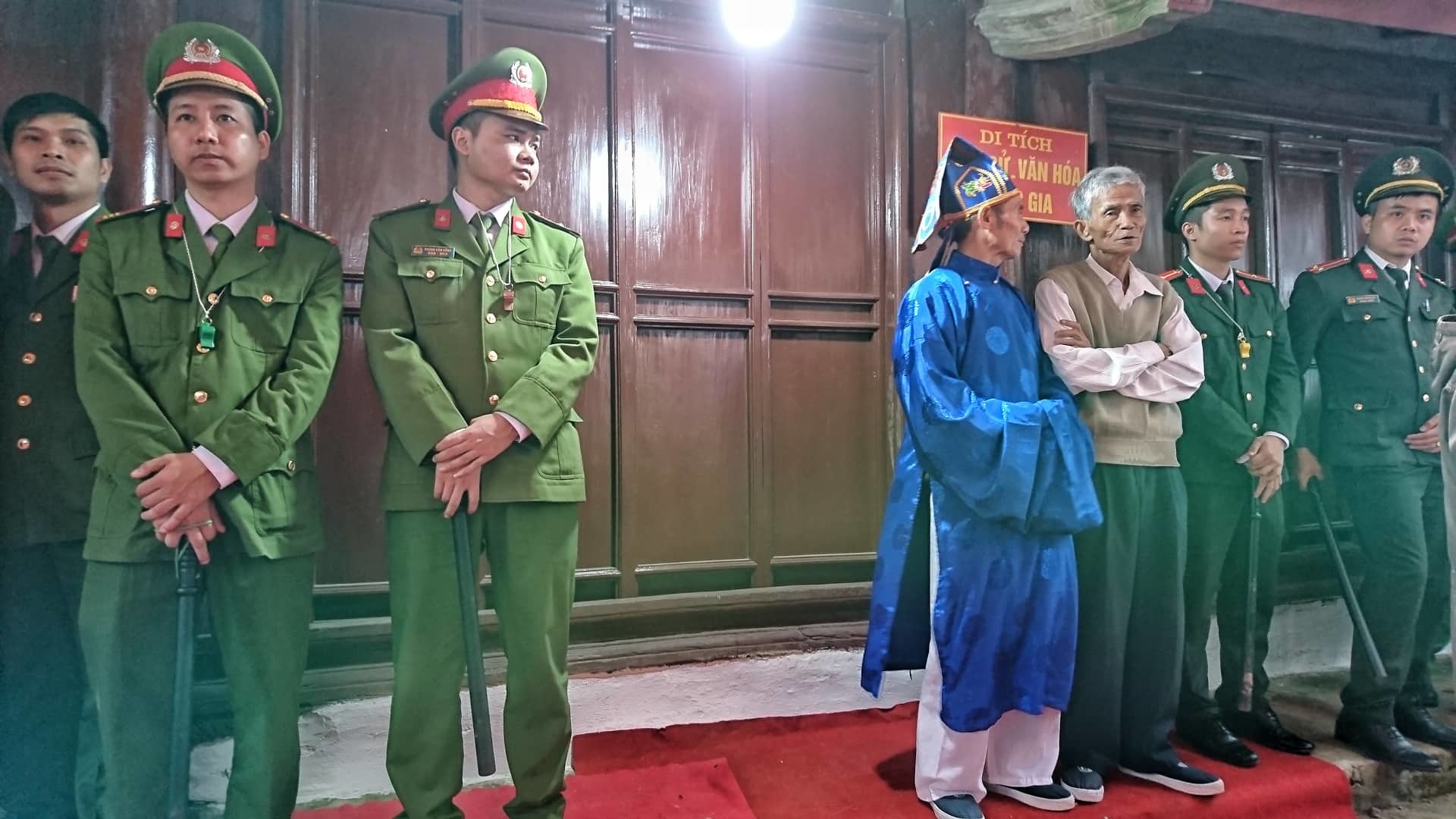 Trăm thanh niên vây kín đền Hiền Quan đòi cướp phết mặc lệnh dừng