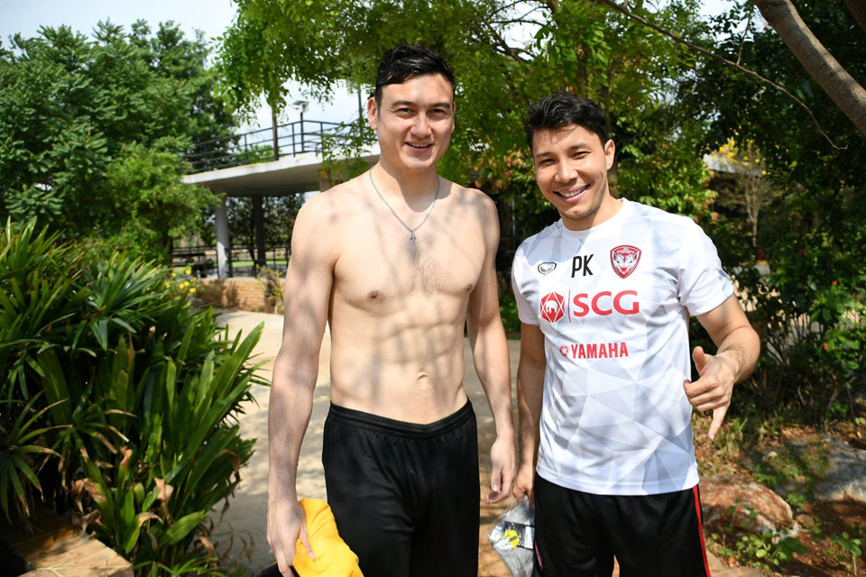 Đặng Văn Lâm khoe cơ bụng rắn chắc ở bể bơi